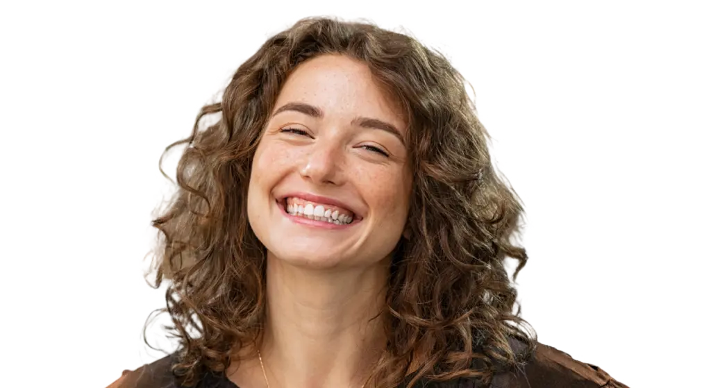 Mosolygós nő természetes sminkkel